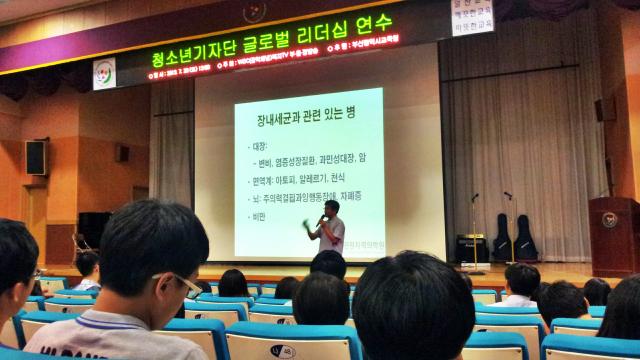 학생들 앞에서 강의를 하고있는 김민석 동남권원자력병원과장