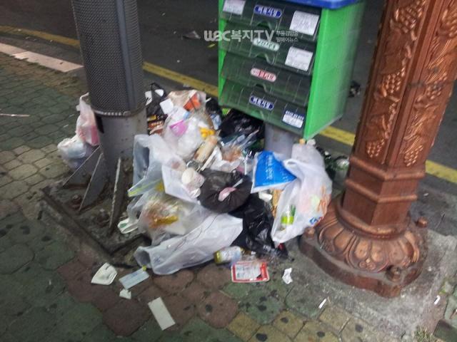 신문 배급터에 버려진 쓰레기들
