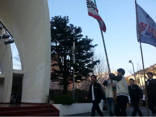 과를 대표하는 깃발을 들고 기수들이 차례로 입장하고 있다.