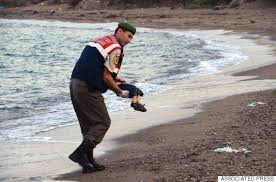 터키해변가에서 발견된 3살된 시리아 어린이