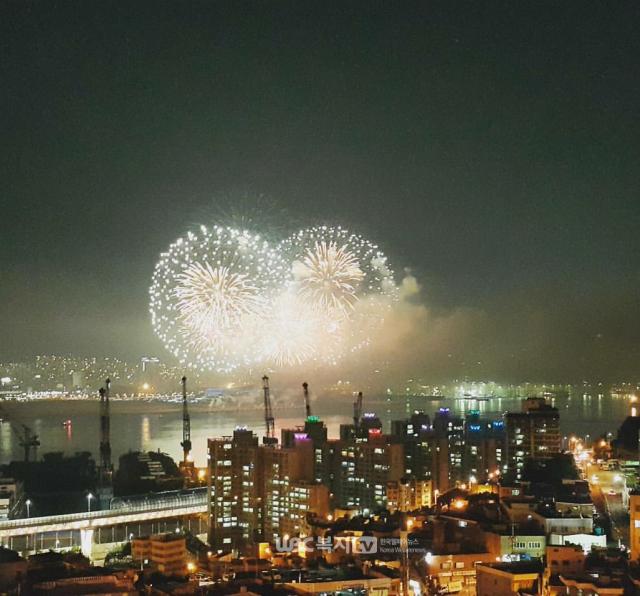 2015 부산항축제 개막식을 알리는 불꽃쇼이다.