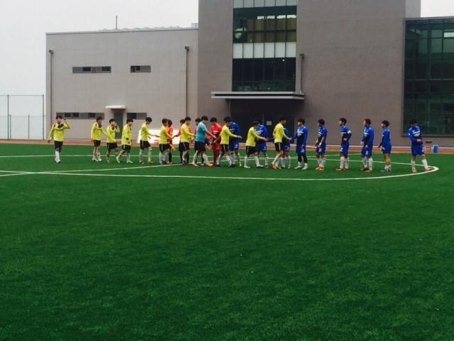 지난 29일 경성대학교에서 '부산 축구 재부대회'의 첫 경기인 ACE와 파이오니가 첫 경기를 시작하면서 악수를 하고 있다.