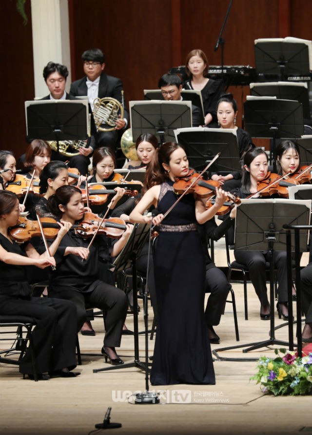 협연에 나선 바이올리니스트 김봄소리의 연주모습. @대선주조