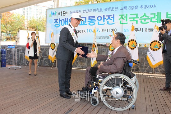 한국교통장애인협회는 지난 17일~오는 26일까지 ‘교통 3악 추방’을 외치며 전국 순회 결의대회와 선전전을 시작했다. ⓒ한국교통장애인협회