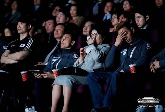 김정숙 여사가 장애인아이스하키 국가대표 선수들과 함께 영화'우리는 썰매를 탄다'를 관람하고 있다. ⓒ 청와대