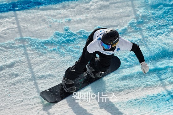 ‘2017세계장애인스노보드 월드컵 파이널’에 출전한 박항승 선수의 경기 모습 ⓒ웰페어뉴스 DB