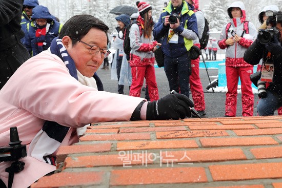 패럴림픽 벽에 서명하고 있는 박은수 선수촌장 ⓒ2018 평창동계올림픽대회 및 동계패럴림픽대회 조직위원회