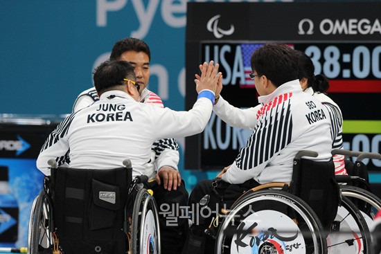 2018평창동계패럴림픽 예선 첫 경기를 승리로 시작한 휠체어컬링대표팀. ⓒ전진호 기자