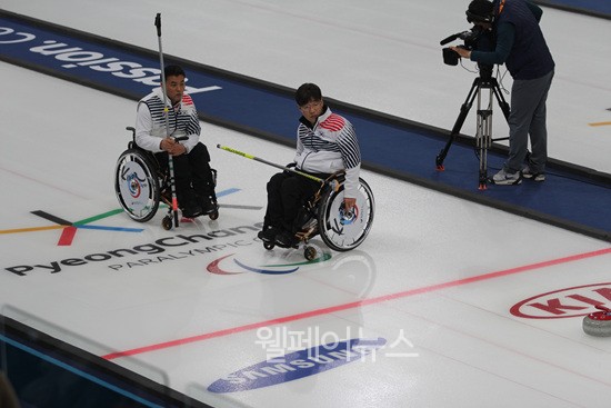 휠체어컬링 대표팀 차재관 선수(왼쪽)와 서순석 선수가 작전을 이야기 하고 있다. ⓒ전진호 기자