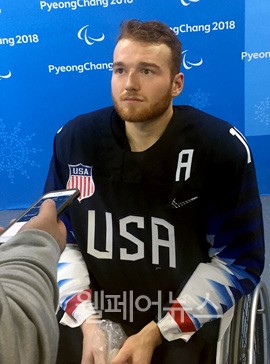 13일 장애인아이스하키 예선 B조 3경기 한국과의 경기에서 최다 득점한 미국의 데클란 선수가 인터뷰에 응하고 있다.