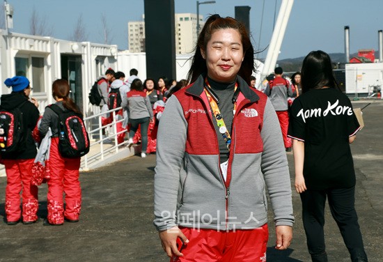 2018 평창 동계패럴림픽 기간 동안 평창 올림픽플라자에서 수화통역 지원서비스 자원봉사를 하고 있는 김순예 씨.