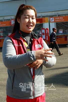 2018 평창 동계패럴림픽 기간 동안 평창 올림픽플라자에서 수화통역 지원서비스 자원봉사를 하고 있는 김순예 씨.