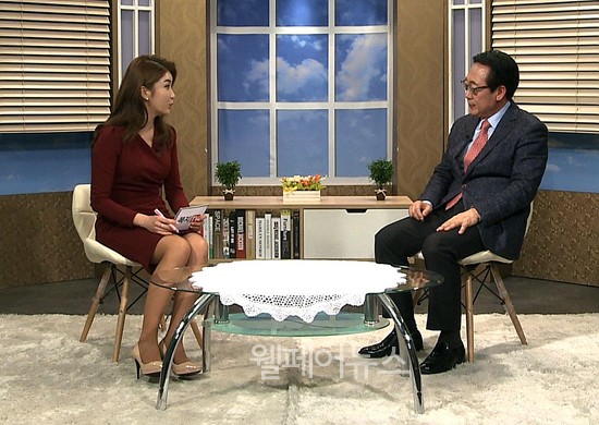 복지TV '나눔과 배려의 현장' 프로그램에 출연한 서울시사회복지협의회 정연보 회장이 대담을 나누고 있다.