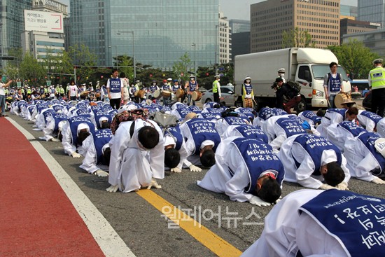 광화문광장을 시작으로 효자치안센터까지 삼보일배를 하는 참가자들의 모습. @조권혁 기자
