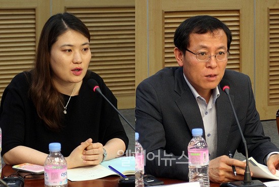 토론회에 참석한 국토교통부 공공주택지원과 김영혜 과장(왼쪽)과 보건복지부 자원지원과 배완복 행정사무관(오른쪽).