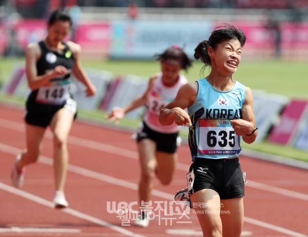 ▲ 2018인도네시아장애인아시아경기대회 여자 육상 T36 100m 결선에서 가장 먼저 결승점을 통과한 전민재 선수. ⓒ대한장애인체육회