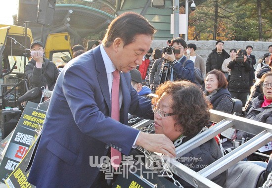 ▲ 계속된 면담 요청에 자유한국당 김성태 의원이 시위 현장을 찾았다.
