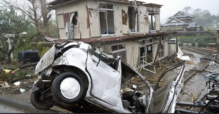 ▲ 제 19호 태풍 하기비스로 차량과 주택이 파손된 모습(출처 네이버)