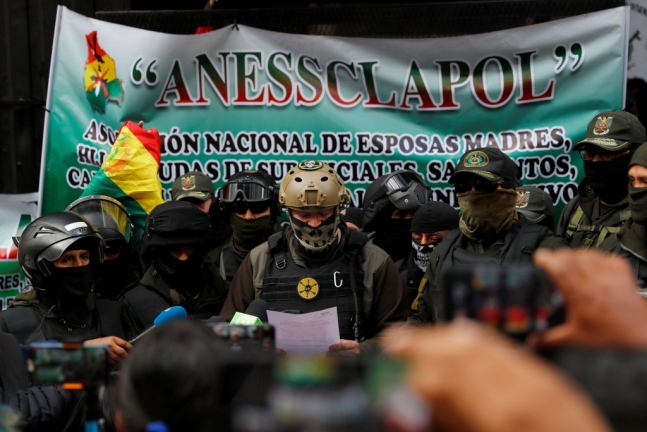    볼리비아 행정수도 라파스의 경찰관들이 성명을 내고 반정부 시위에 동참하겠다는 의사를 밝히고 있다. 