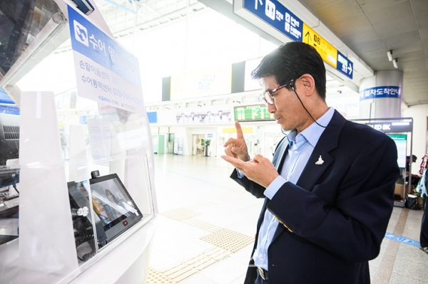 지난 25일 서울역에서 한국농아인협회 변승일 회장이 수어영상전화기로 수어통역센터 담당자와 시연통화를 하고 있다. ⓒ한국철도