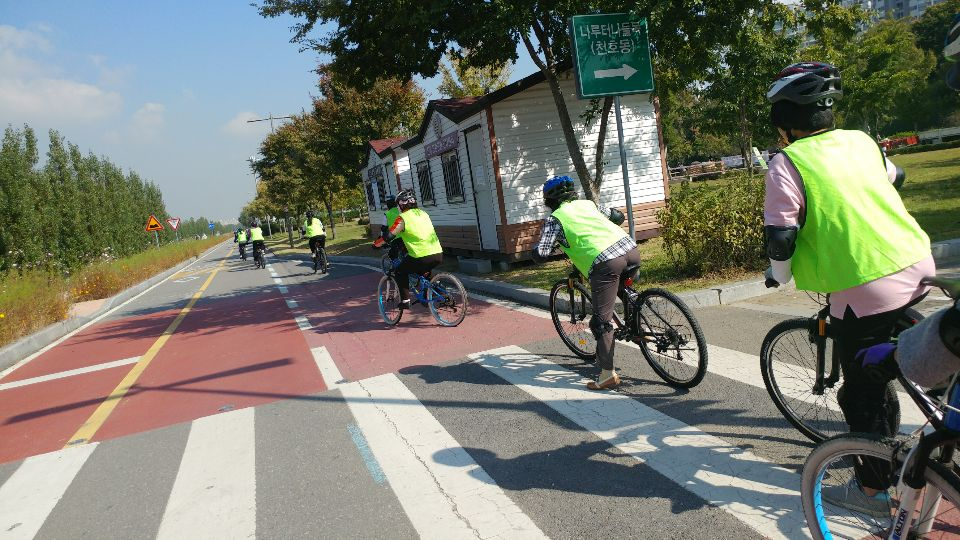 ▲ 시민들이 자전거 도로 시설 점검에 나서고 있다 (사진출처:헤럴드 경제)