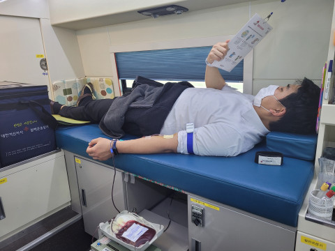 헌혈버스에서 누림센터 직원이 헌혈을 하고 있다