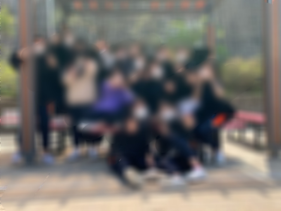 ▲ 블러 처리 한 학생들의 단체사진