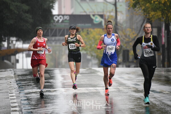 (왼쪽 두 번째) 브라질 카시아스두술에서 열린 육상 여자 마라톤 경기에서 동메달을 따낸 오상미 선수. ⓒ한국농아인스포츠연맹