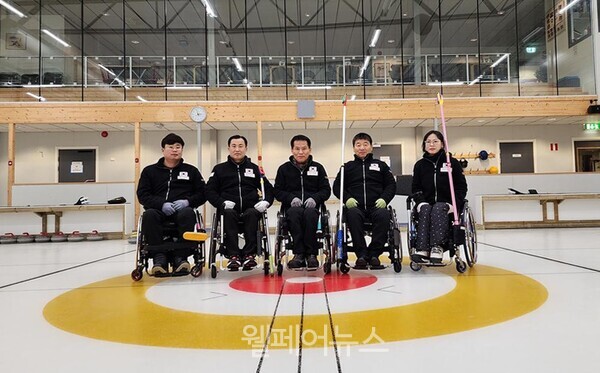 ‘제1회 스웨덴 칼스타드 휠체어컬링 투어’에서 우승을 차지한 대한민국 휠체어컬링 국가대표팀(강원도장애인체육회). ⓒ대한장애인컬링협회