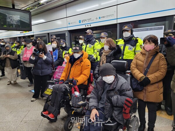 전국장애인차별철폐연대 활동가들과 지하철 승차를 막아선 경찰.