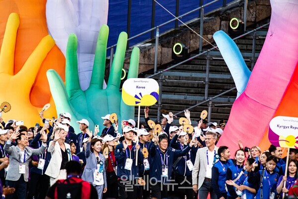 스페셜올림픽코리아 대한민국 선수단이 개막식이 열리는 올림피아 스타디움에 입장하고 있다. ⓒ스페셜올림픽코리아