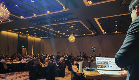 부산벤처기업협회 박현수 센터장(오른쪽)이 ‘2023 산업전문인력 AI 역량강화 지원사업’의 성과를 보고하고 있다