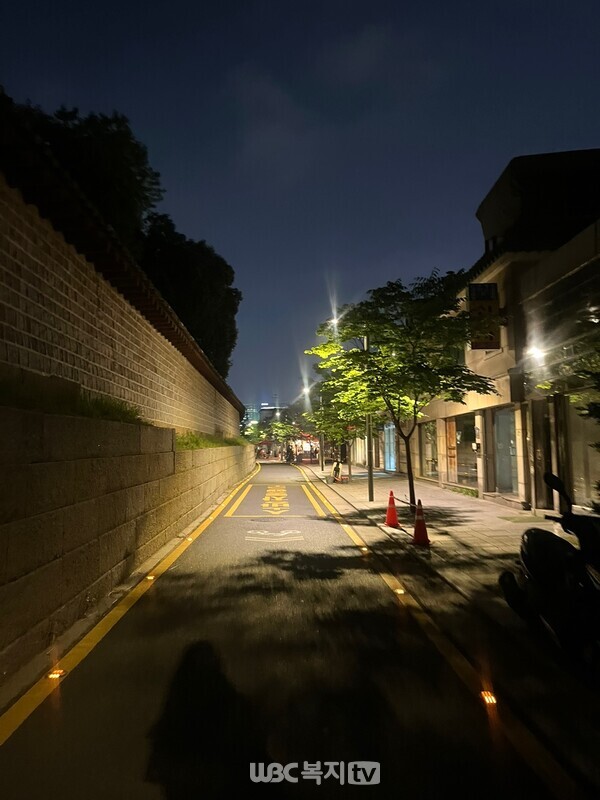 종묘의 돌담과 함께하는 밤의 서순라길 모습