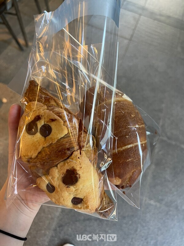 최근 인기를 끌고 있는 크루키와 소금빵