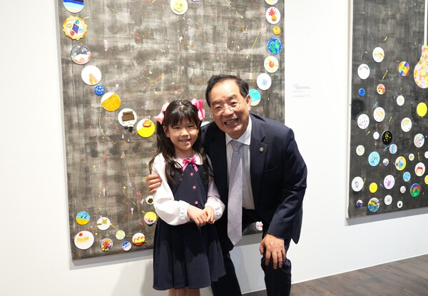 하윤수 교육감이 부산학생 비엔날레에 참가한 어린학생과 기념촬영을 하고 있다.(사진=부산시교육청 제공) 