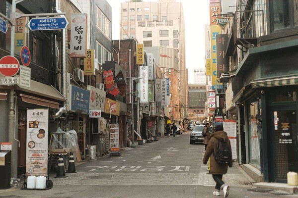 기자가 직접 찍어서 현상, 스캔까지 완료한 사진이다. 위치는 을지로3가 근처이다.