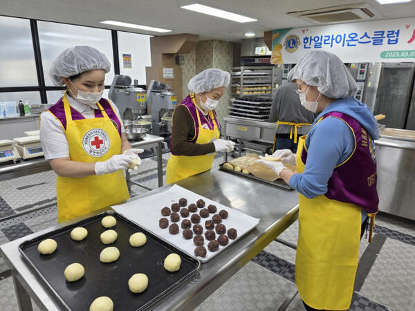 부산한일라이온스클럽(회장 윤겸서)에서 지난 7일 대한적십자사부산지사(회장 서정의) 희망나눔봉사센터에서 '사랑의 빵 나눔' 봉사활동 모습