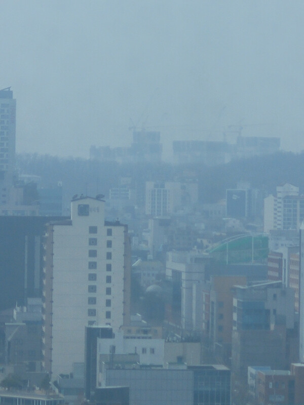 미세먼지로 인해 하늘이 뿌옇게 보이고 있다. 