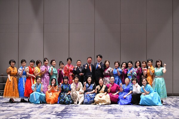 지난 3월 22일, 부산 롯데호텔 크리스탈볼룸홀에서 제5회 모리텍스 아쿠아 마린퀸 선발대회와 함께 모리모델협회 부산·울산광역시지회 김민교 회장의 취임식 후 기념촬영Ⓒ김민교 회장