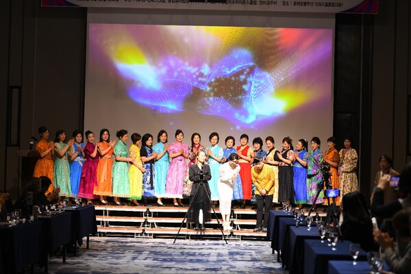 지난 3월 22일, 부산 롯데호텔 크리스탈볼룸홀에서 제5회 모리텍스 아쿠아 마린퀸 선발대회와 함께 모리모델협회 부산·울산광역시지회 김민교 회장의 취임식 후 기념촬영Ⓒ김민교 회장