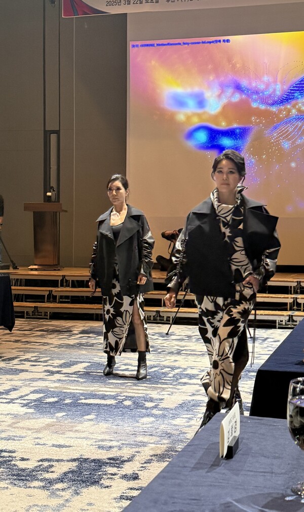 런웨이를 하고 있는 김민교 회장 모습