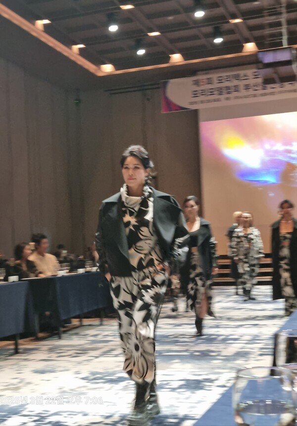 런웨이를 하고 있는 김민교 회장