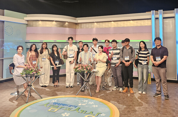 KBS부산총국 스튜디오 체험한 유학생들 (사진 : 신라대 제공)
