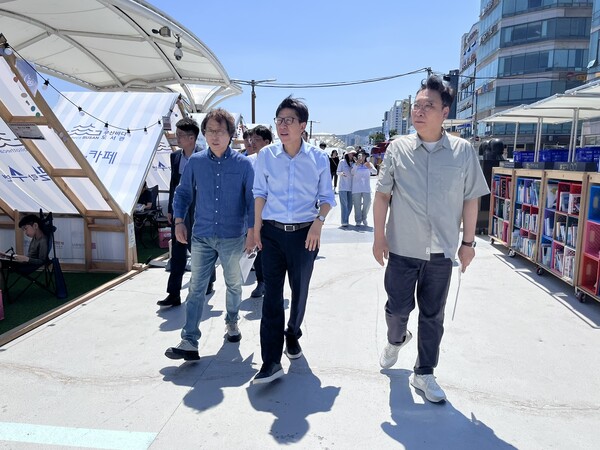 박형준 부산시장과 정연욱 국회의원이 민락수변공원 도서카페를 둘러보고 있다. Ⓒ정연욱 국회의원실