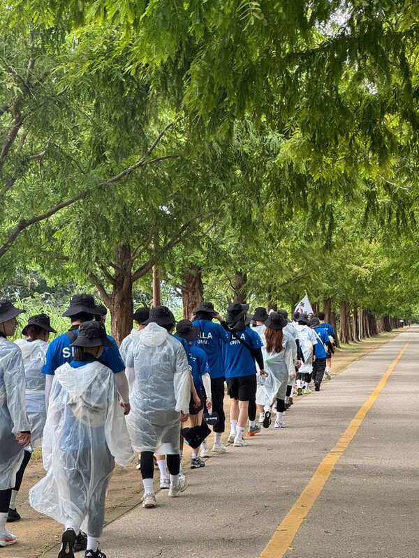 국토대장정 중인 신라대 학생들