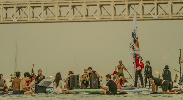 패들보드 위에서 즐기는 버스킹(사진: 신라대제공)