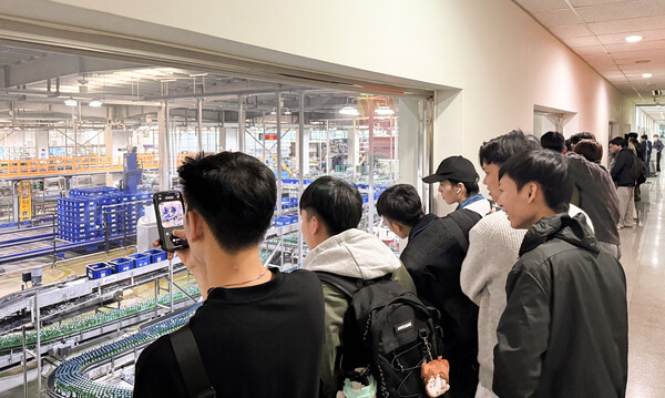 대선주조 기장공장의 생산과정을 보고있다.(사진:신라대 제공)