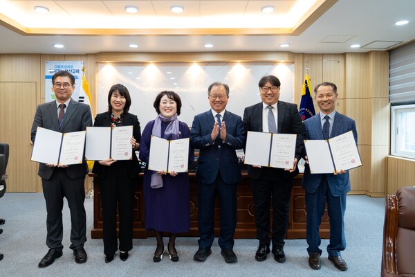 김석준 교육감,  교장 5명에 사무 취급 겸임 발령장 수여(사진: 부산교육청)