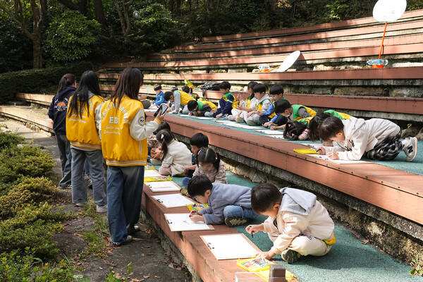 (그림 그리기 대회에 집중하는 아이들)