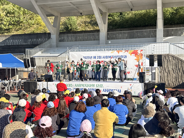 반별 장기자랑을 즐기는 신라대 사회복지상담학과 학생들(사진:신라대제공)